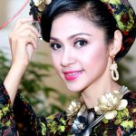 Việt Trinh: “Nữ hoàng” thập niên 90 từ bỏ danh vọng, làm mẹ đơn thân