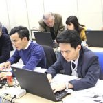 Dân công sở ngủ gật trên đường bộc lộ văn hóa làm việc kiệt sức ở Nhật