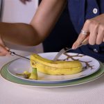 Nhà giàu Trung Quốc chi bộn tiền học cách ăn chuối cho quý tộc